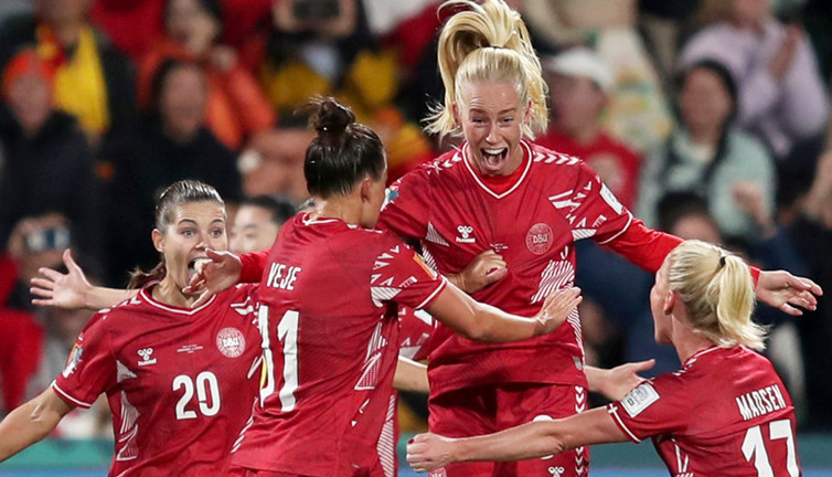 Danimarkalı erkek futbolculardan kadınlara anlamlı jest