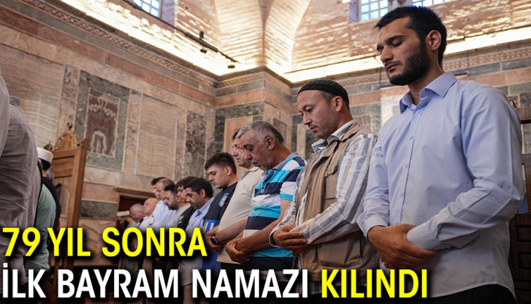 79 yıl sonra ilk bayram namazı kılındı