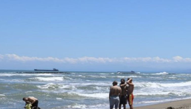 Hava şartları nedeniyle denize girmek yasaklandı: Sahil boş kaldı