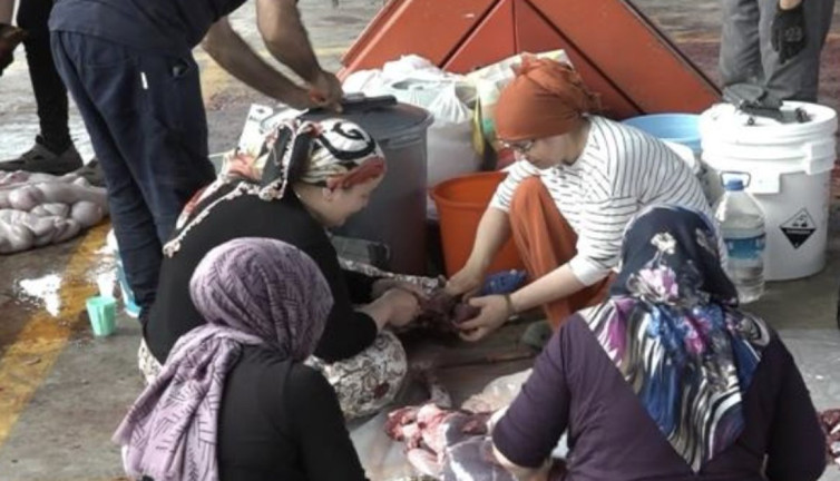 Kadın kasaplar maharetleriyle göz doldurdu