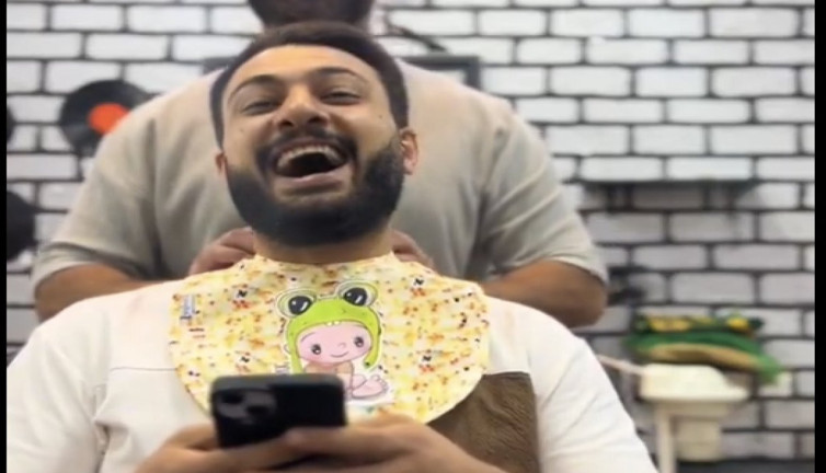 Müşterilerine berber önlüğü değil bebek önlüğü taktı