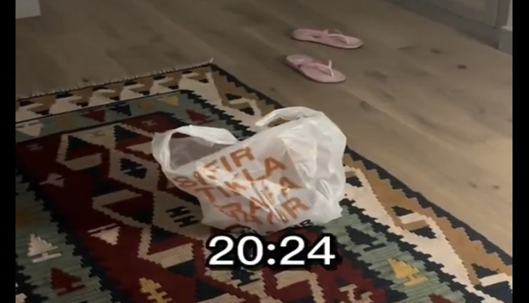 Kocasını denedi: Bir gün boyunca salonun ortasında duran poşeti kaldırmadı