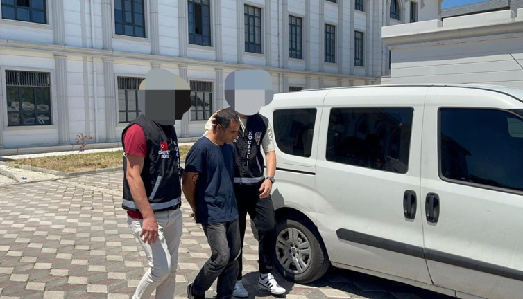 6 çocuğunun annesini ve akrabasını vurdu, sonra gidip teslim oldu