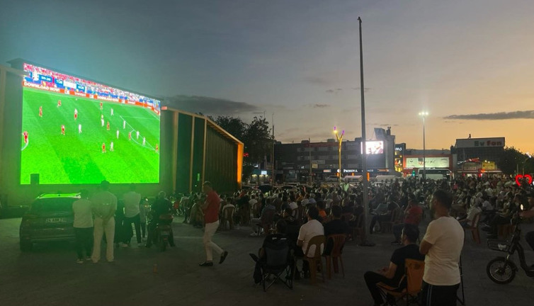Erzincan’da milli heyecan dev ekranda yaşandı