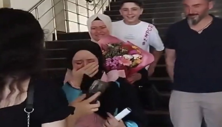 Ailesi mezuniyete gelmeyecek sanan genç kıza duygusal sürpriz