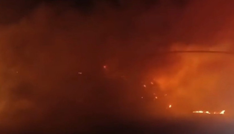 Tonlarca saman balyası kül oldu