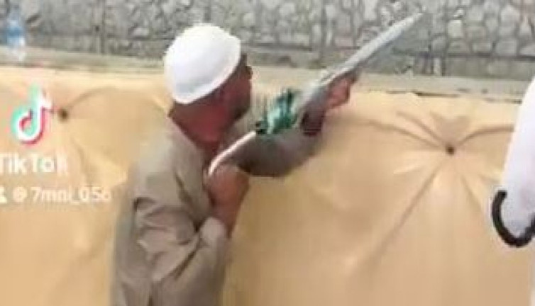 Hacı adayı şemsiyesiyle şeytana ateş etti. Taşları el bombası gibi fırlattı