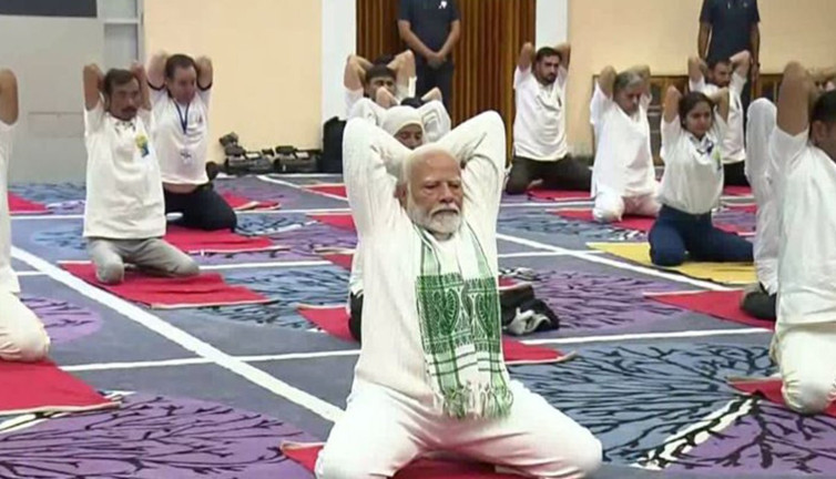 Başbakan kritik bölgede yoga yaptı tüm dünya konuştu