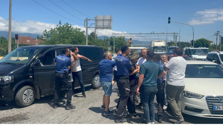 Yol verme kavgasını polisler bile ayıramadı