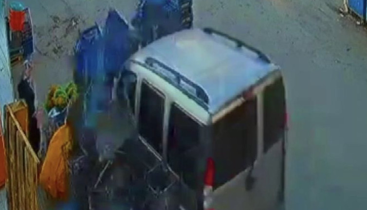 Aracın freni patlayınca market kasalarına daldı faciadan dönüldü