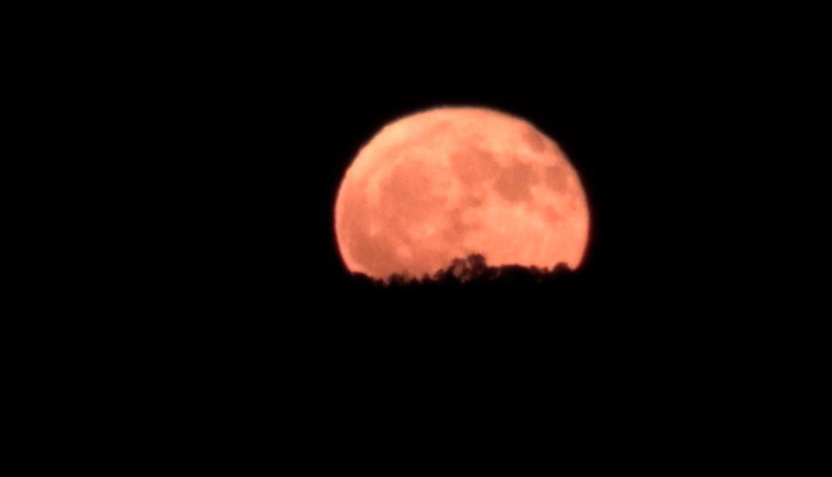 Tekirdağ'da dolunay kızıllığı ile göz kamaştırdı