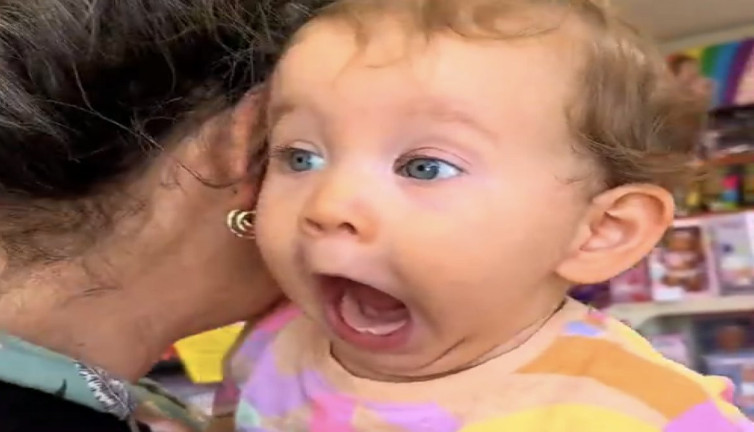 Oyuncakları görünce ağzı açık kalan 1 yaşındaki minik