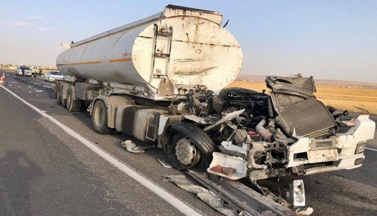 Tanker tıra arkadan çarptı: 1 yaralı