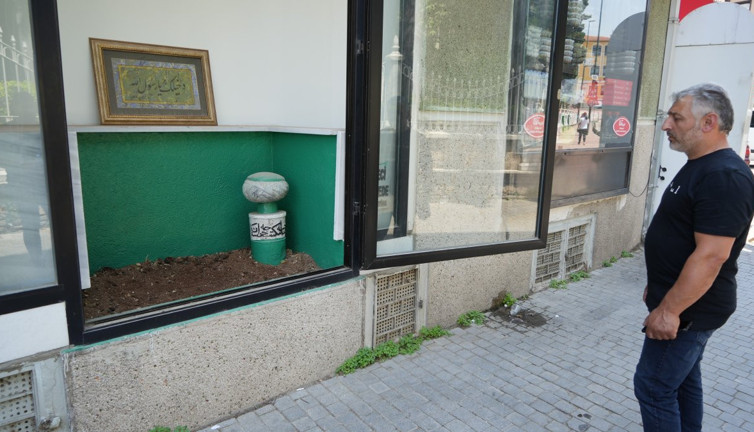 Vitrinde gerçek mezarı gören donup kalıyor. İnanılır gibi değil