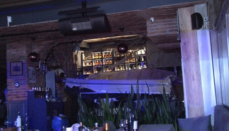 Kadıköy'de bir restoranın tavanı çöktü