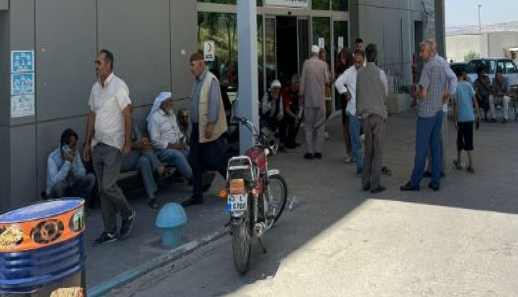 Hırdavatçıda 4 kişiyi şişledi