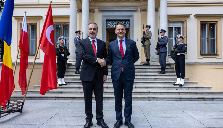 Fidan Varşova'da Polonyalı mevkidaşı Sikorski ile görüştü