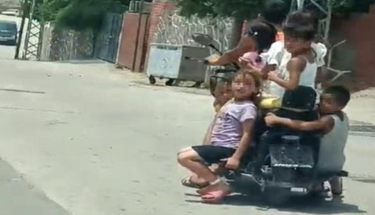 Bir motorda sekiz çocuk