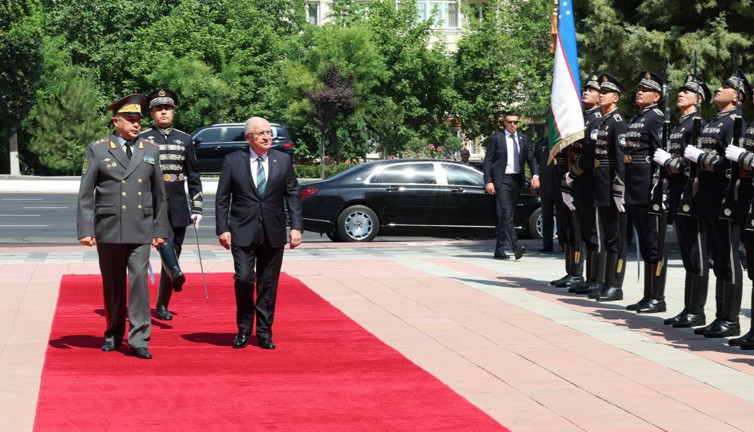 Bakan Güler Özbek mevkidaşı Korgeneral Kurbanov ile görüştü