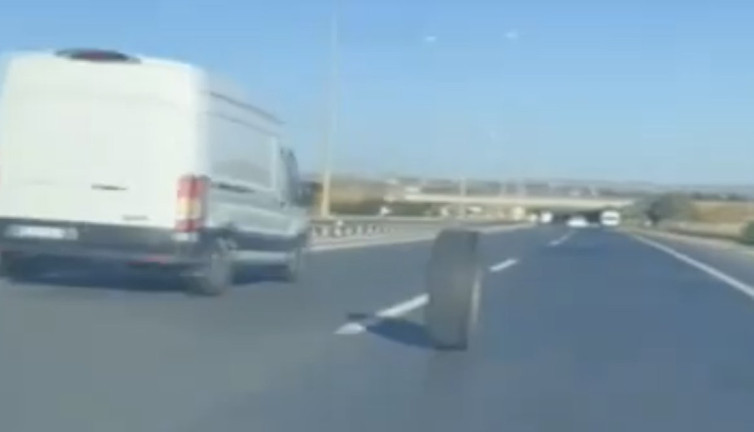 TEM Otoyolu'nda araçtan ayrılan lastik kilometrelerce yol yaptı