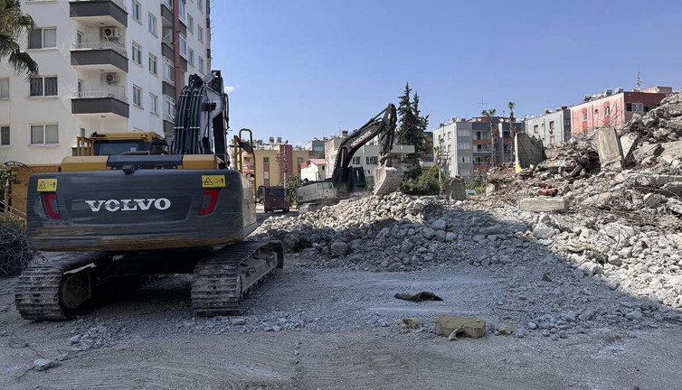 Kontrollü yıkımı yapılan binadan kopan molozlar yola saçıldı