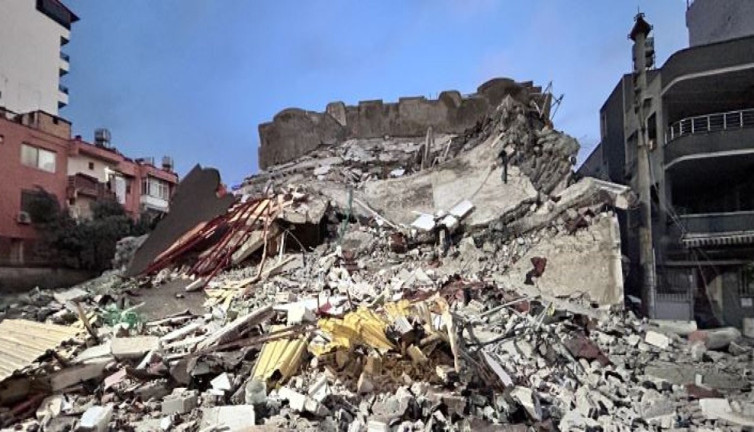 7 katlı bina korna sesleriyle yıkıldı