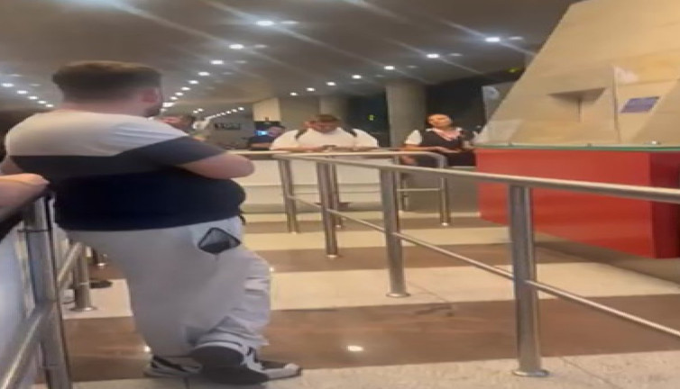 Ankara Esenboğa Havalimanında 5 saat rötar yapan uçağa yolculardan isyan