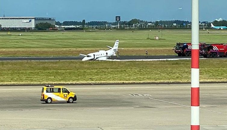 Amsterdam Schiphol Havalimanı'nda özel bir uçak pistten çıktı