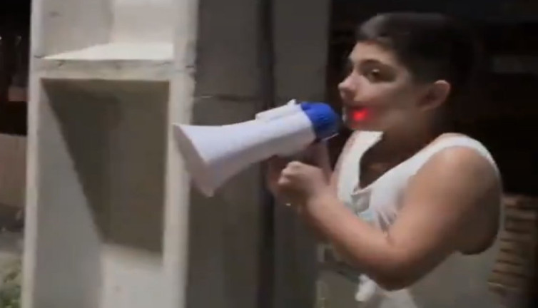 Polis sireni gibi ses çıkarıp araçları durduran çocuk