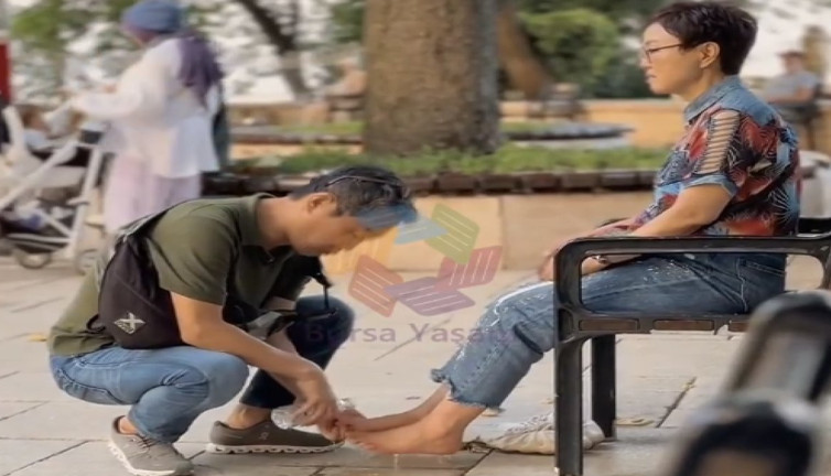 Gezerken yorulan karısının ayaklarını yıkadı