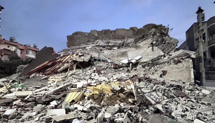 Hatay'da korna sesiyle yıkılan bina korkuttu