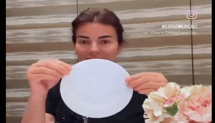 Bisküvinin nasıl yenmesi gerektiğini gösterdi!