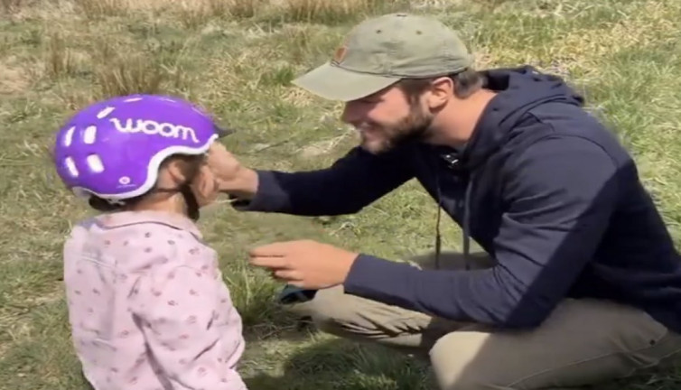 Baba ve küçük kızın aksiyon dolu bisiklet turu çay partisiyle sonlandı