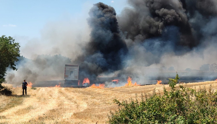 Buğday yüklü TIR alev alev yandı! Anız tarlasına sıçradı
