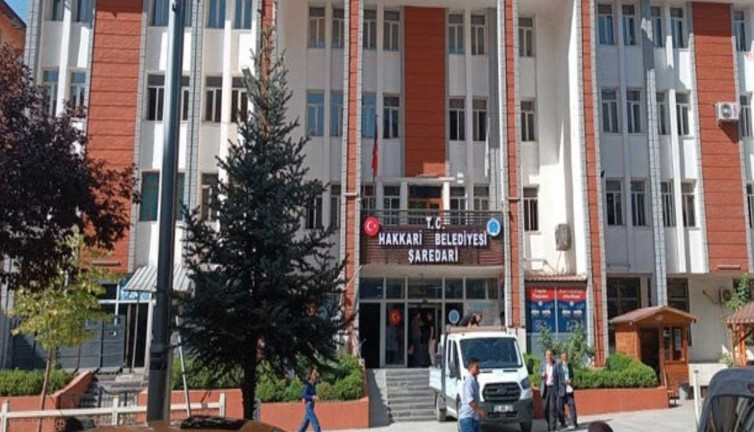 DEM Partili meclis üyelerinin Hakkari Belediyesi'ne girişi engellendi