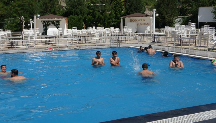 Sıcak hava bunalttı havuzlar doldu