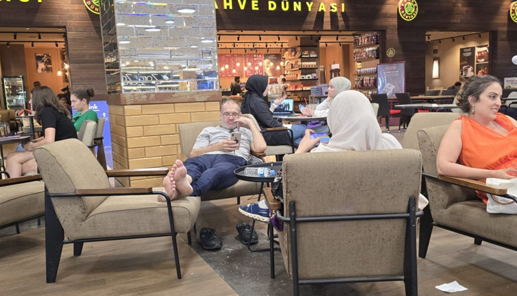 Arapların rahatlığına bakın. Siz böyle oturabilir misiniz?