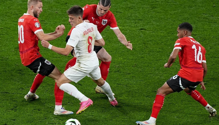 İyi ki cezalıydı. Yoksa Montella onu oynatmazdı. Büyüksün Türkiye