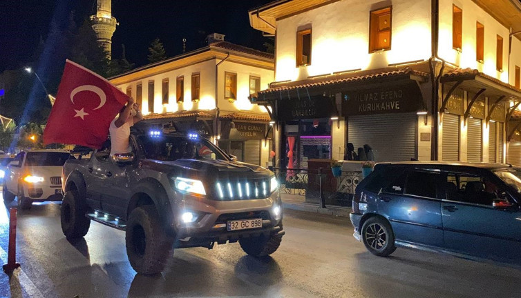 Avusturya galibiyetini uzun araç konvoyuyla kutladılar