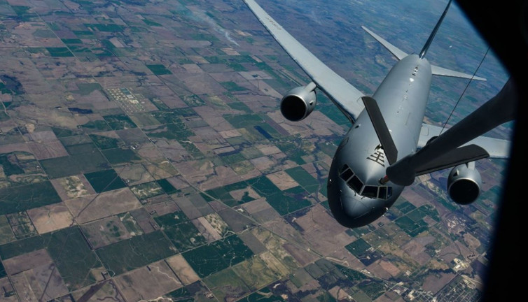 Hiç iniş yapmadan 45 saatte dünyanın çevresini dolaştı