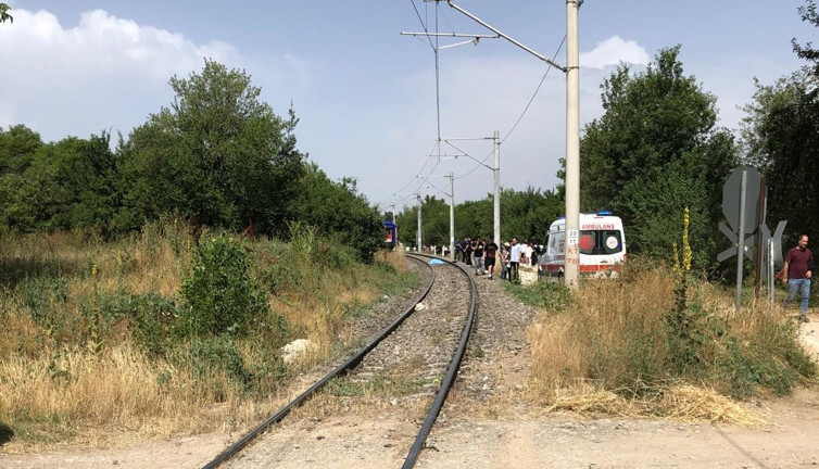 Yolcu treni çapa motoruna çarptı