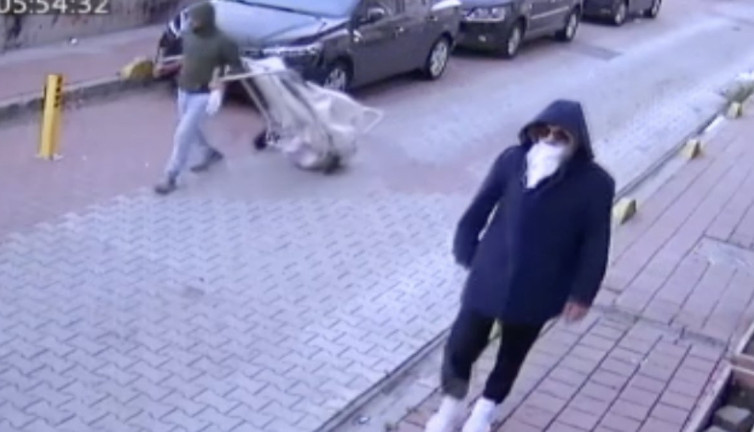 Kilitli motosiklet kağıt toplayıcıları tarafından çalındı