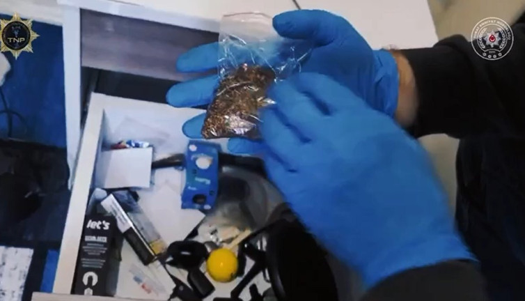 Uyuşturucuyu soba bacası ve ayakkabılara saklamışlar