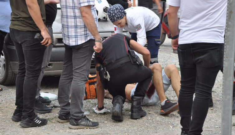 Husumetlisini yolda görünce tabancayla vurdu