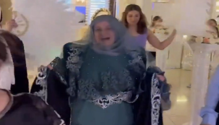 Emekliliğini kına yakarak kutlayan kadın gündem oldu