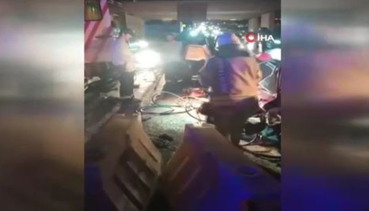 2 Araç çarpıştı ortalık savaş alanına döndü