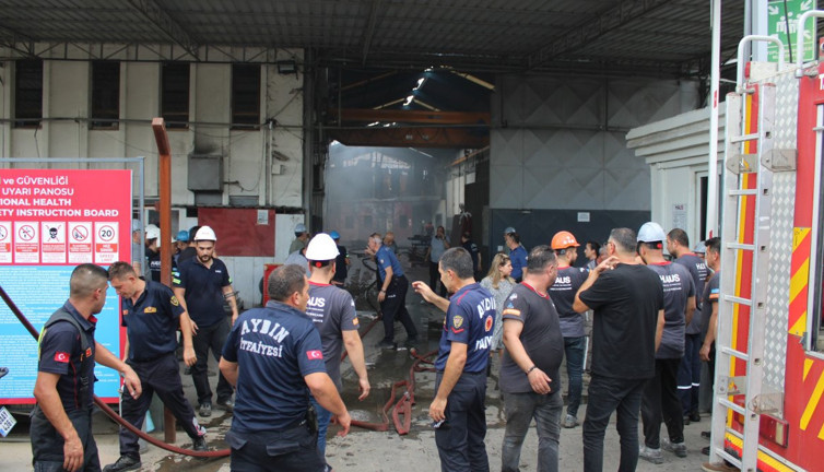 Aydın'da fabrika yangını: 9 kişi dumandan etkilendi