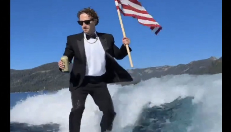 Mark Zuckerberg Bağımsızlık Günü’nü sörf yaparak kutladı