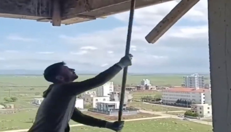 İnşaat ustaları kuş yavrularını fark edince onlara yuva yaptı