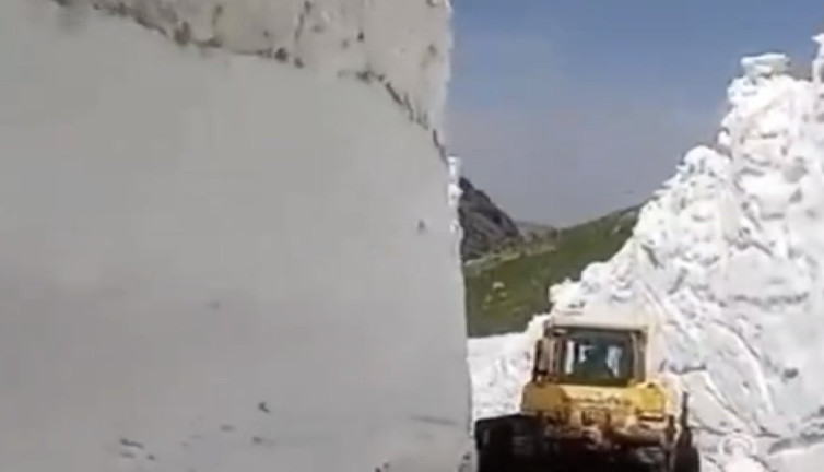 8 metreyi bulan karla kaplı yollar Temmuz ayında temizleniyor